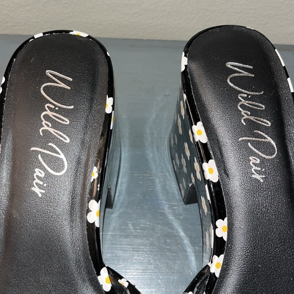 Wild Pair Womens Melborne Black w White Daisy Patent Platform Sandals Black 9 M - Picture 5 of 14